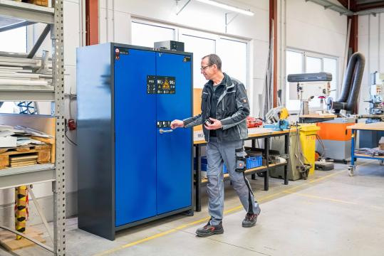 Asecos ION-LINE PRO akkumulátor töltő szekrény használatban
